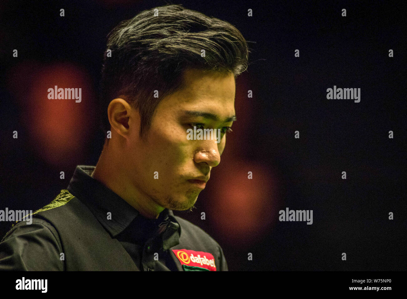 Yupeng Cao de la Chine considère un shot de Ricky Walden de l'Angleterre dans leur quart de finale au cours de la 2017 Dafabet Scottish Open Tournoi de Billard Banque D'Images