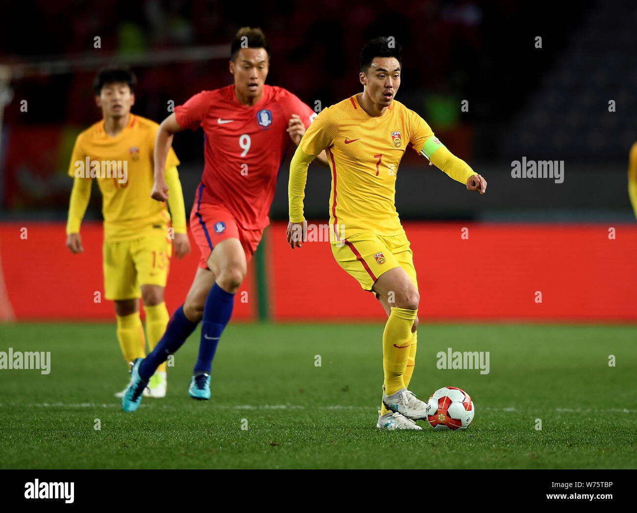 Zhao Xuri, droite, de Chine dribbles contre Kim Shinwook de Corée du Sud au cours de l'EAFF E-1 Football Euro 2017 à Tokyo, Japon, 9 décembre 201 Banque D'Images