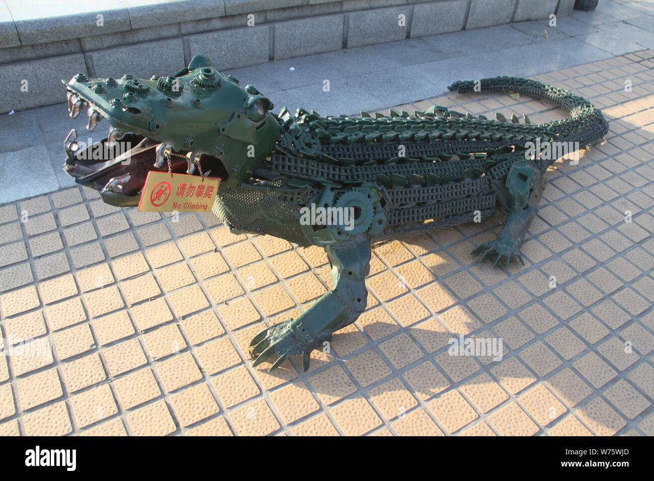 Un crocodile sculpture réalisée à partir de pièces automobiles de rechange et de la ferraille est exposée sur une place de la ville de Ji'nan, l'est de la Chine la province de Shandong, 17 Décembre Banque D'Images