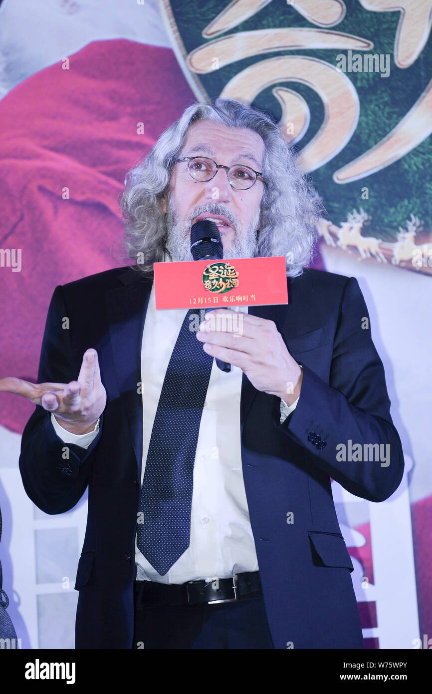 L'acteur et réalisateur Alain Chabat assiste à une première activité pour nouveau film 'Santa & Cie" à Beijing, Chine, 11 décembre 2017. Banque D'Images
