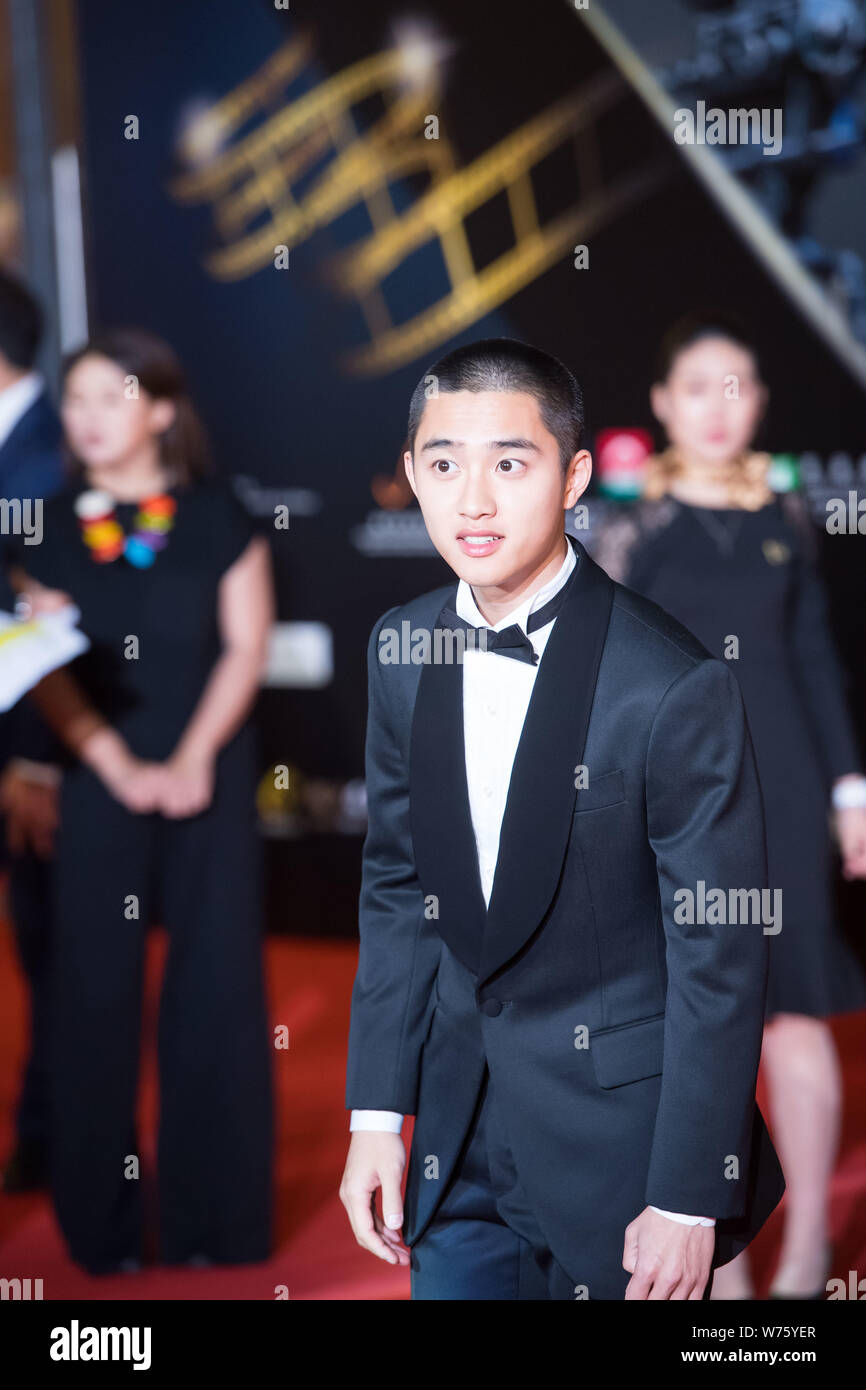 Acteur et chanteur sud-coréen n'Kyung-soo, mieux connu sous le nom de D.O.,  du groupe sud-coréen garçon EXO, arrive sur le tapis rouge pour le 2e Photo  Stock - Alamy