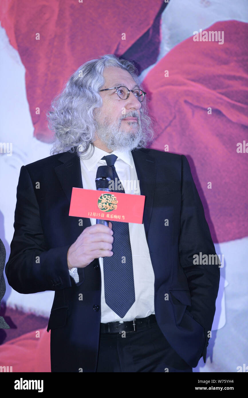 L'acteur et réalisateur Alain Chabat assiste à une première activité pour nouveau film 'Santa & Cie" à Beijing, Chine, 11 décembre 2017. Banque D'Images