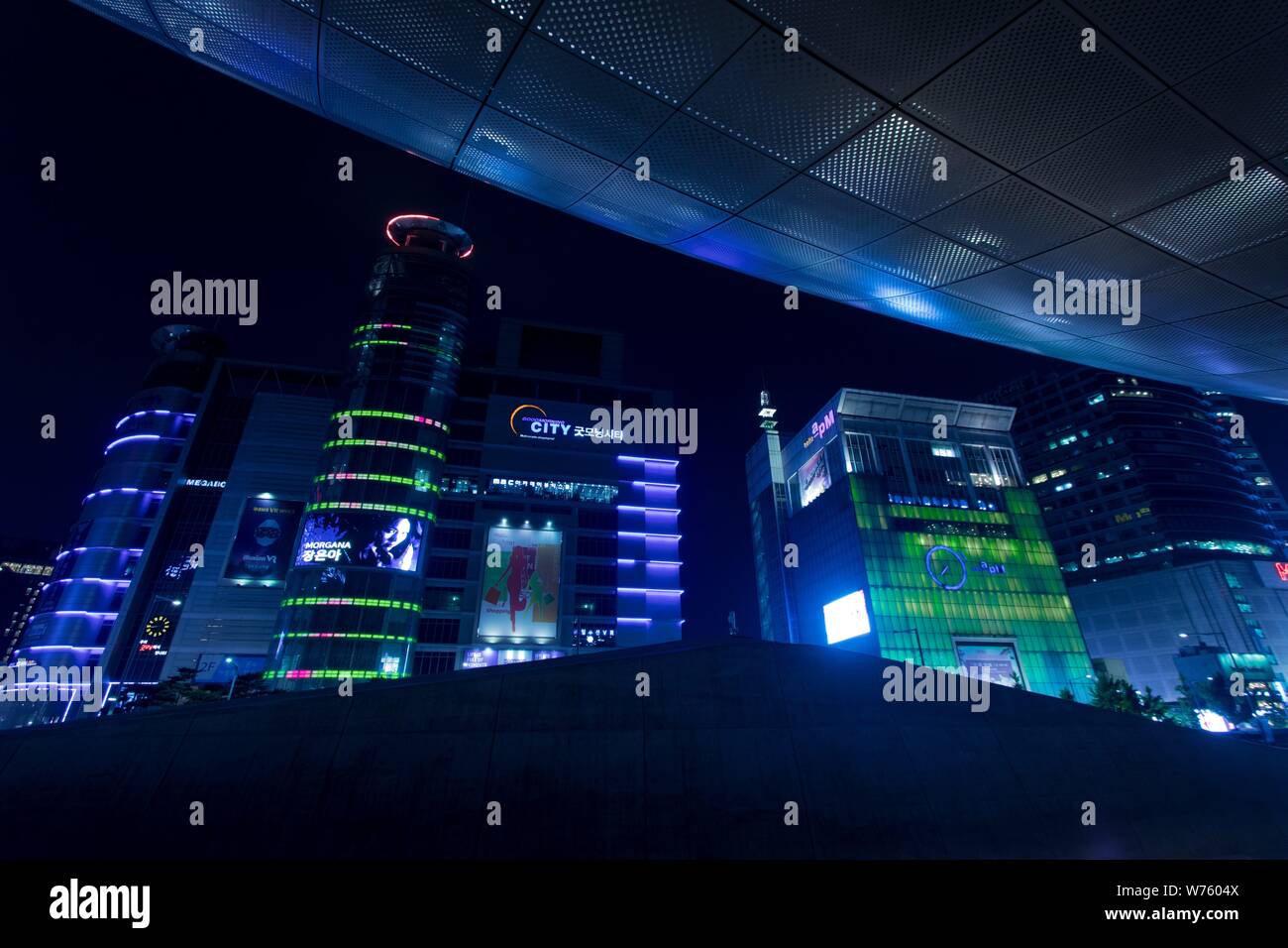 Blade Runner-esque vue depuis le néo-futuriste Design Dongdaemun Plaza sur la façade au néon, en mai 2019. Dans le monde d'utilisation | Banque D'Images