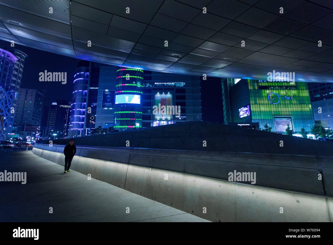 Blade Runner-esque vue depuis le néo-futuriste Design Dongdaemun Plaza sur la façade au néon, en mai 2019. Dans le monde d'utilisation | Banque D'Images