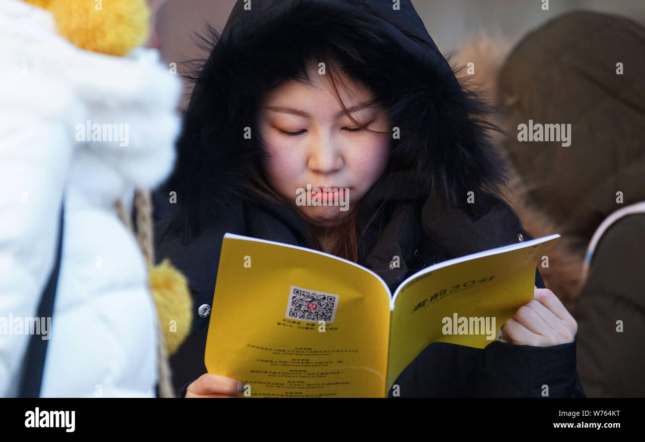 Un candidat se prépare avant de prendre la nationale 2018, l'examen de fonctionnaire ou guokao, lors d'un examen à Tianjin, Chine, 10 décembre 2017. Plus de 1 Banque D'Images