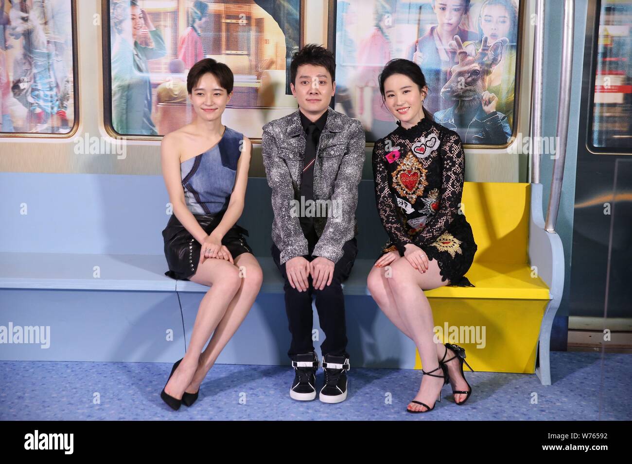 L'actrice chinoise Liu Yifei, droite, et acteur chinois Feng Shaofeng, centre, participer à une conférence de presse pour leur film 'Hanson et la bête' à Beijing Banque D'Images