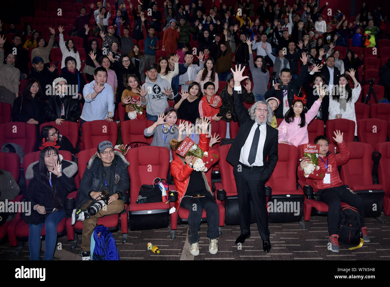 L'acteur et réalisateur Alain Chabat pose pour des photos avec les fans lors d'une première activité pour nouveau film 'Santa & Cie" à Beijing, Chine, 11 Décembre 2 Banque D'Images