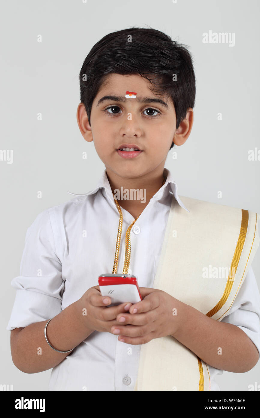 South Indian boy text messaging Banque D'Images