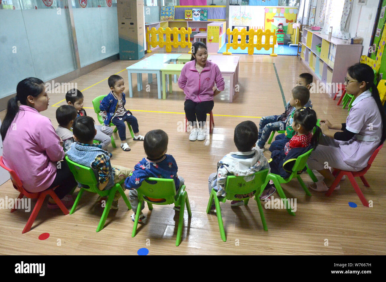 --FILE--un éducateur préscolaire apprend aux enfants à reconnaître les panneaux de sécurité à un jardin d'enfants à Yichang city, province du Hubei en Chine centrale, 1 septembre Banque D'Images