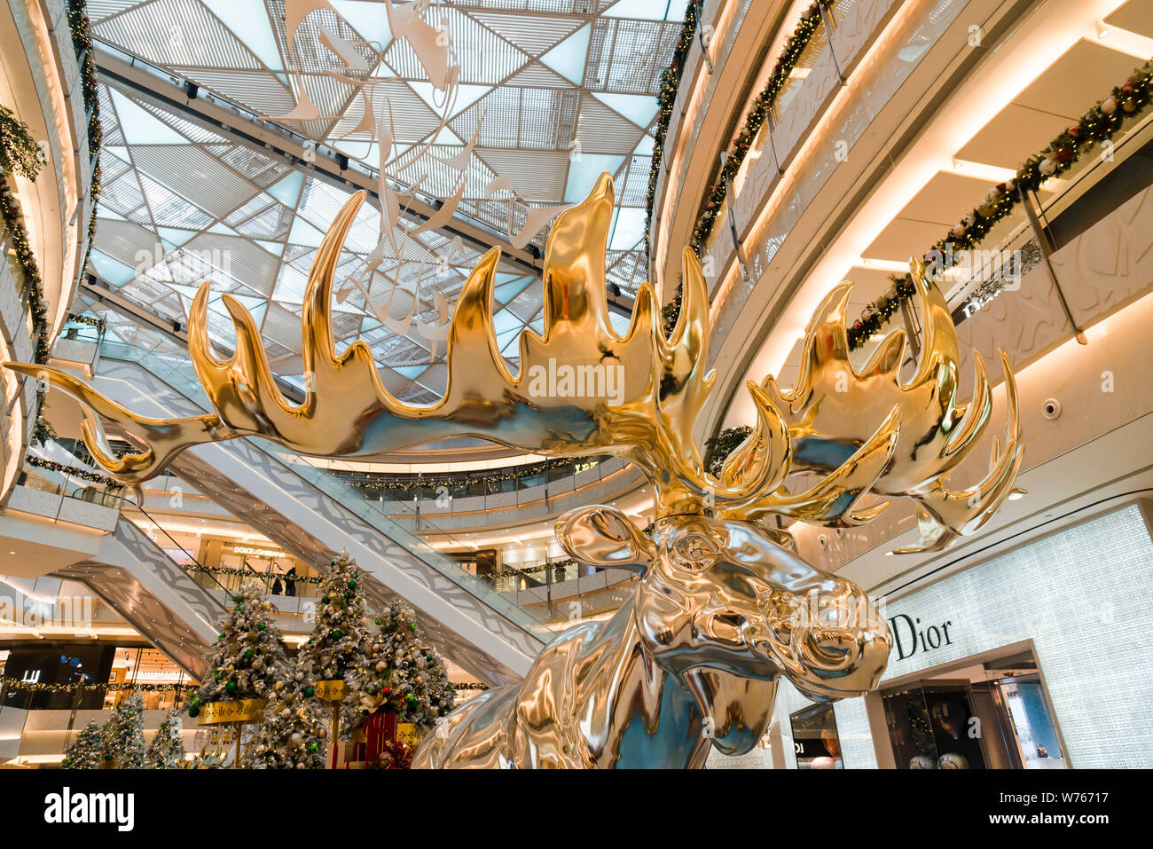 Vue d'un énorme orignal avec bois doré et corps argent sur l'affichage pour la période de Noël à venir au Shanghai International Finance Centre (SFI) à l'al. Banque D'Images