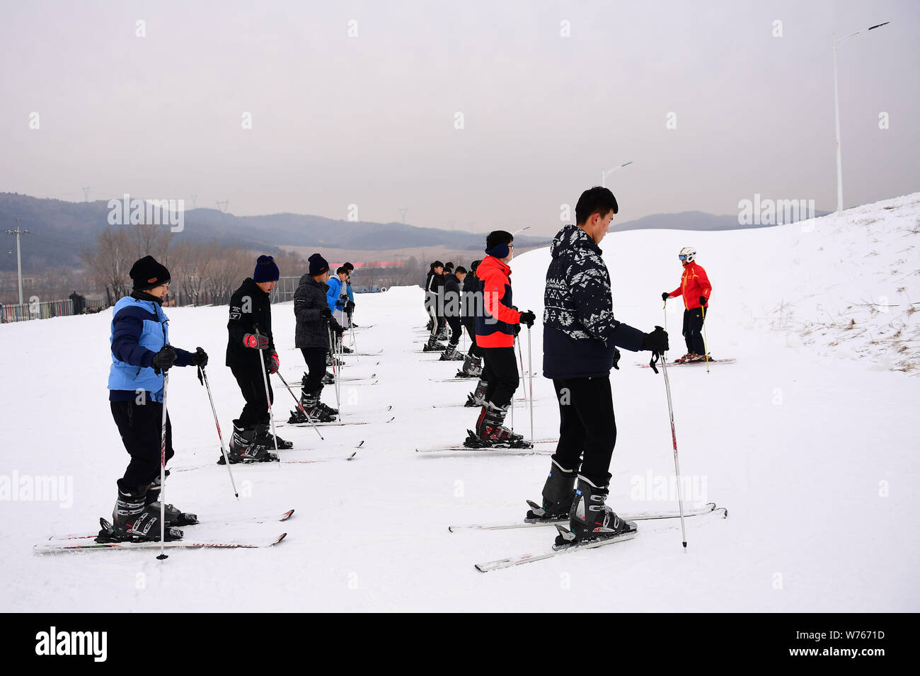Les étudiants de l'Université Northeastern prenez part à une leçon de ski à la station de ski de Baiqingzhai à Shenyang city, Liaoning Province du nord-est de la Chine Banque D'Images