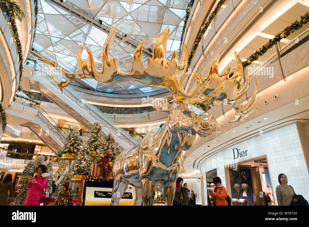 Vue d'un énorme orignal avec bois doré et corps argent sur l'affichage pour la période de Noël à venir au Shanghai International Finance Centre (SFI) à l'al. Banque D'Images