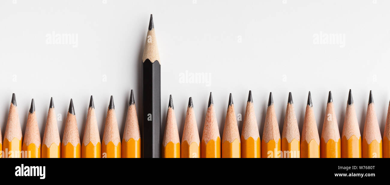 Un crayon noir qui sort hors de la ligne avec d'autres semblables Banque D'Images