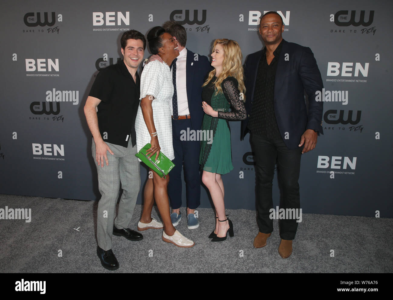 Los Angeles, Ca. 4e août 2019. Ben Lewis, Stephen Amell, Katherine McNamara, David Ramsey, Aisha Tyler, à la CW's Summer TCA All-Star party au Beverly Hilton Hotel à Beverly Hills, Californie le 4 août 2019. Credit : Faye Sadou/media/Alamy Punch Live News Banque D'Images