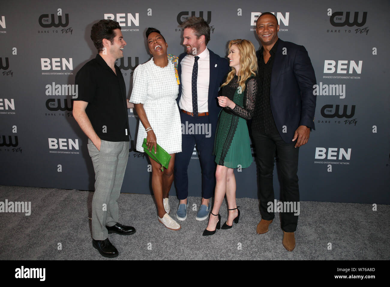 Los Angeles, Ca. 4e août 2019. Ben Lewis, Stephen Amell, Katherine McNamara, David Ramsey, Aisha Tyler, à la CW's Summer TCA All-Star party au Beverly Hilton Hotel à Beverly Hills, Californie le 4 août 2019. Credit : Faye Sadou/media/Alamy Punch Live News Banque D'Images