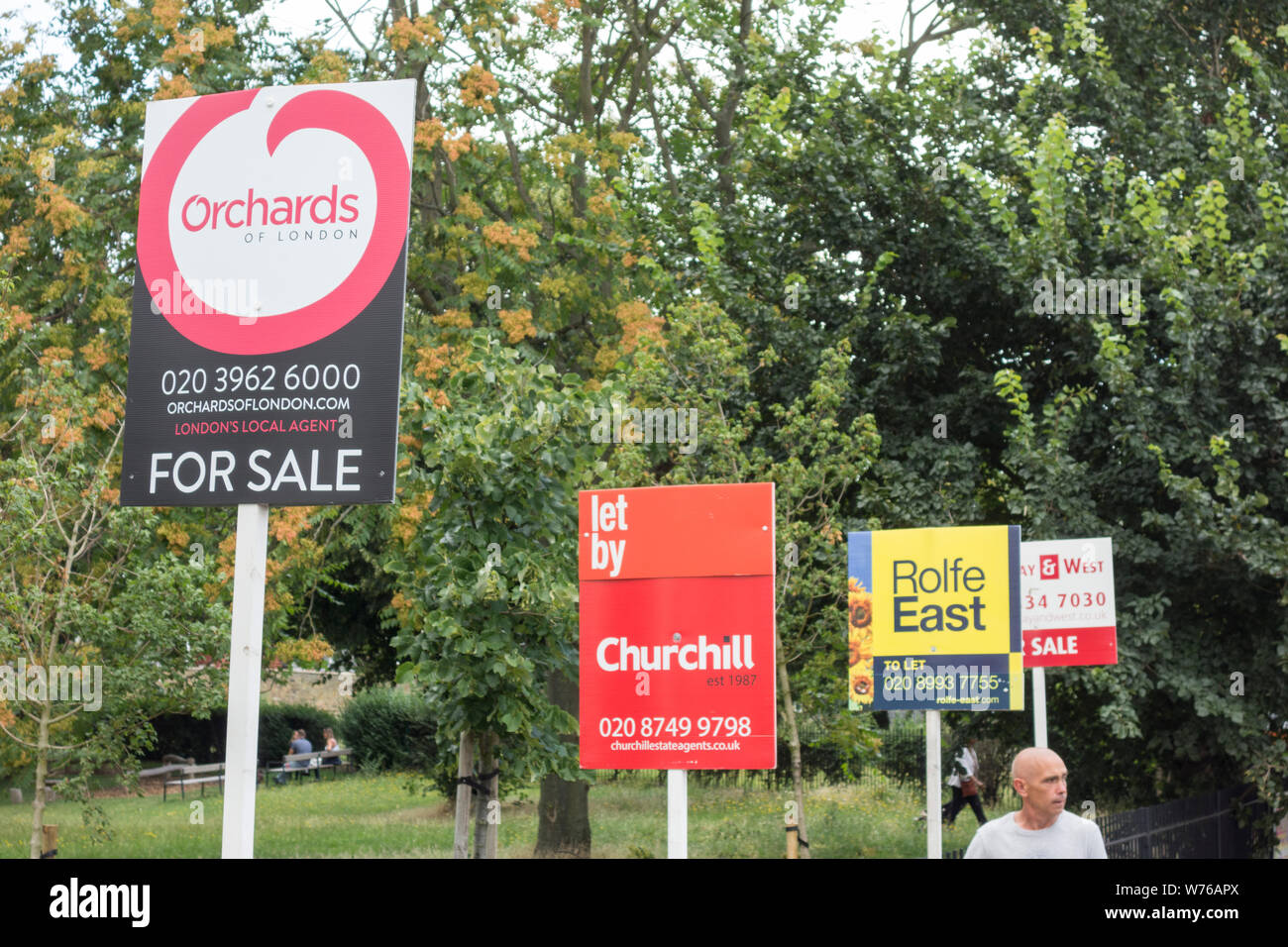 Les agents immobiliers à la vente et de laisser les conseils sur de vieux Oak Road, Acton, à l'ouest de Londres, Royaume-Uni Banque D'Images