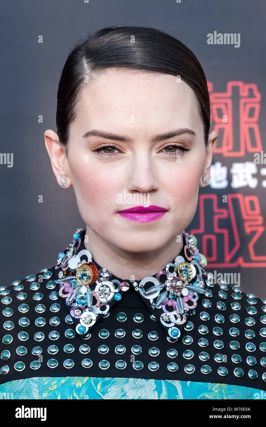 L'actrice et chanteuse anglaise Daisy Ridley pose lors de son arrivée sur le tapis rouge de la première de son film 'Star Wars : Le dernier des Jedi, également kn Banque D'Images