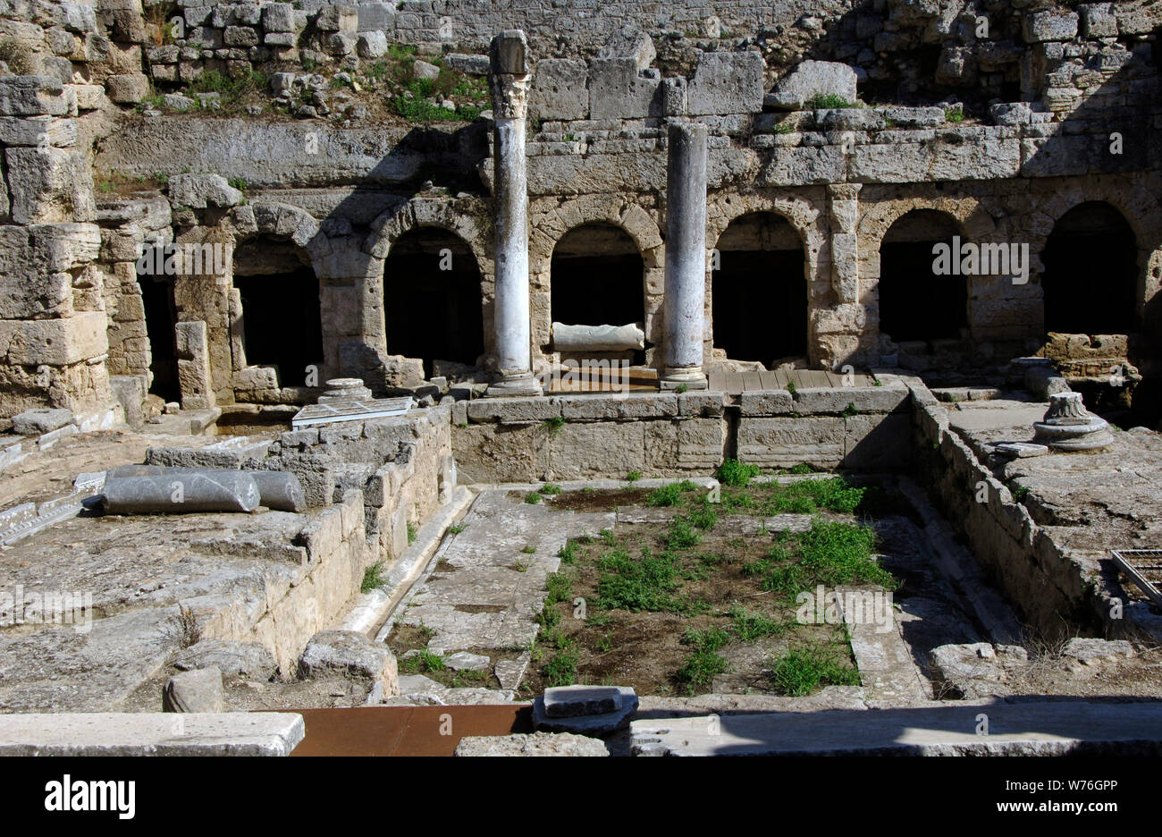 La Grèce. Ancienne Corinthe (polis). Fontaine de Peirene ou le coin supérieur Pirene printemps, situé sur Acrocorinth (Acropolis). Les Grecs et les Romains considéraient comme un lieu sacré où le grand Pegasus a été apprivoisée par un héros local. Vestiges de la façade romain, 3e siècle (l'époque de Hérode Atticus) région du Péloponnèse. Banque D'Images