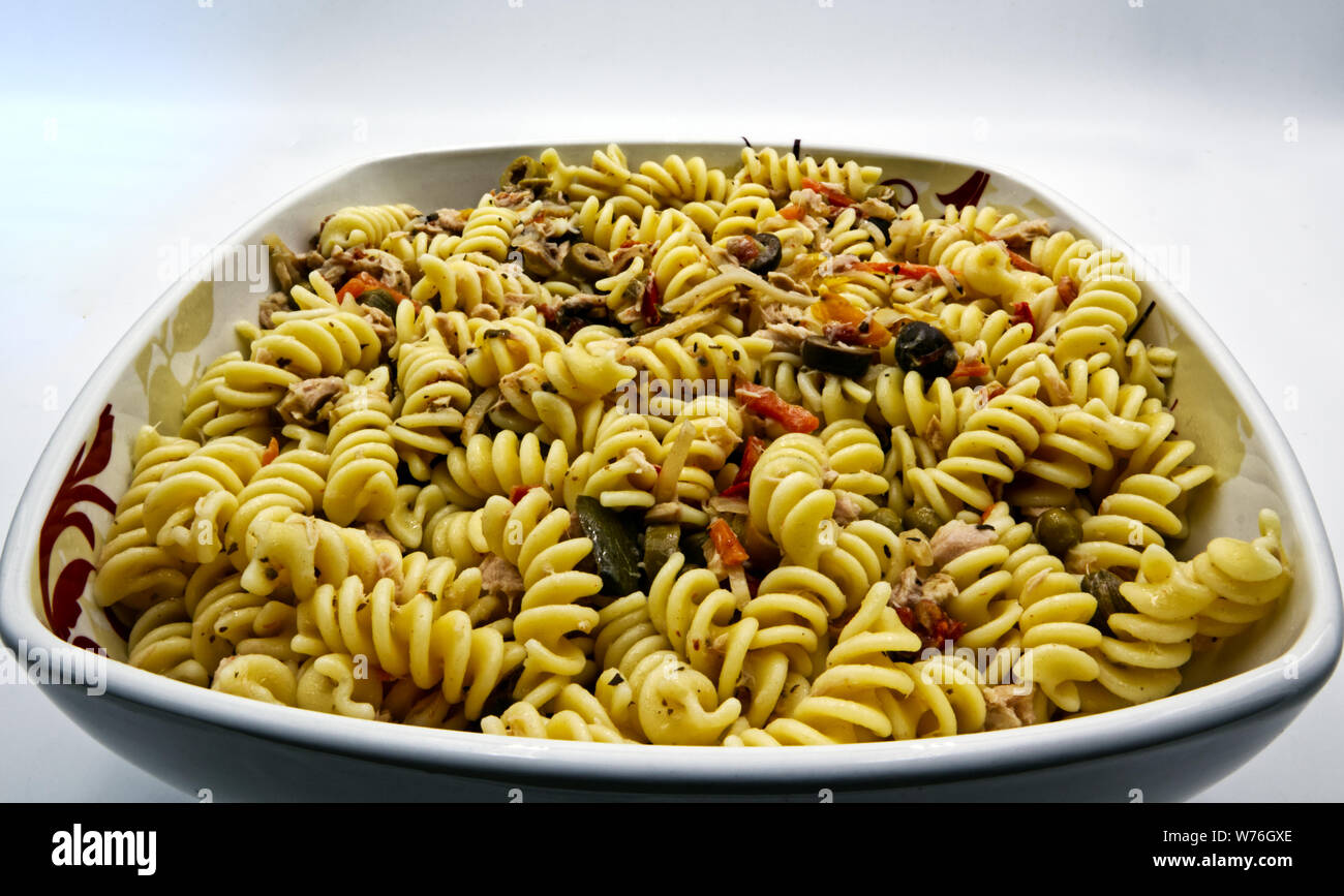 Salade d'été froide, fusilli pâtes italiennes, pâtes fredda, dans white bowl Banque D'Images
