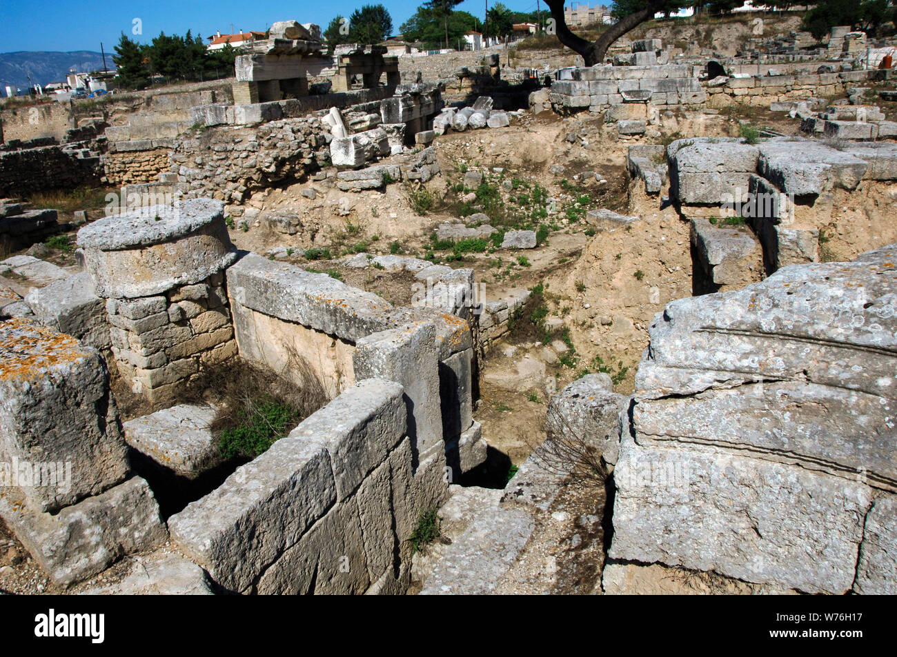 La Grèce. Ancienne Corinthe (polis). Ruines de la paroi de l'triglyphes. Région du Péloponnèse. Banque D'Images