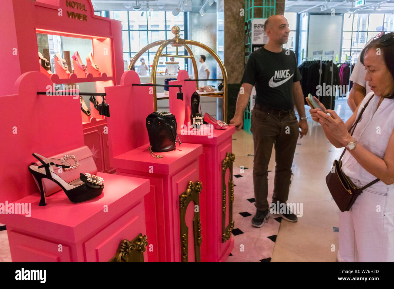 Paris, FRANCE, People Shopping Chaussures, sur l'avenue des champs Elysées, à l'intérieur des Galeries Lafayette grand magasin, Accessoires vêtements de luxe sur l'affichage, magasin de fantaisie chaussures Assistant Banque D'Images