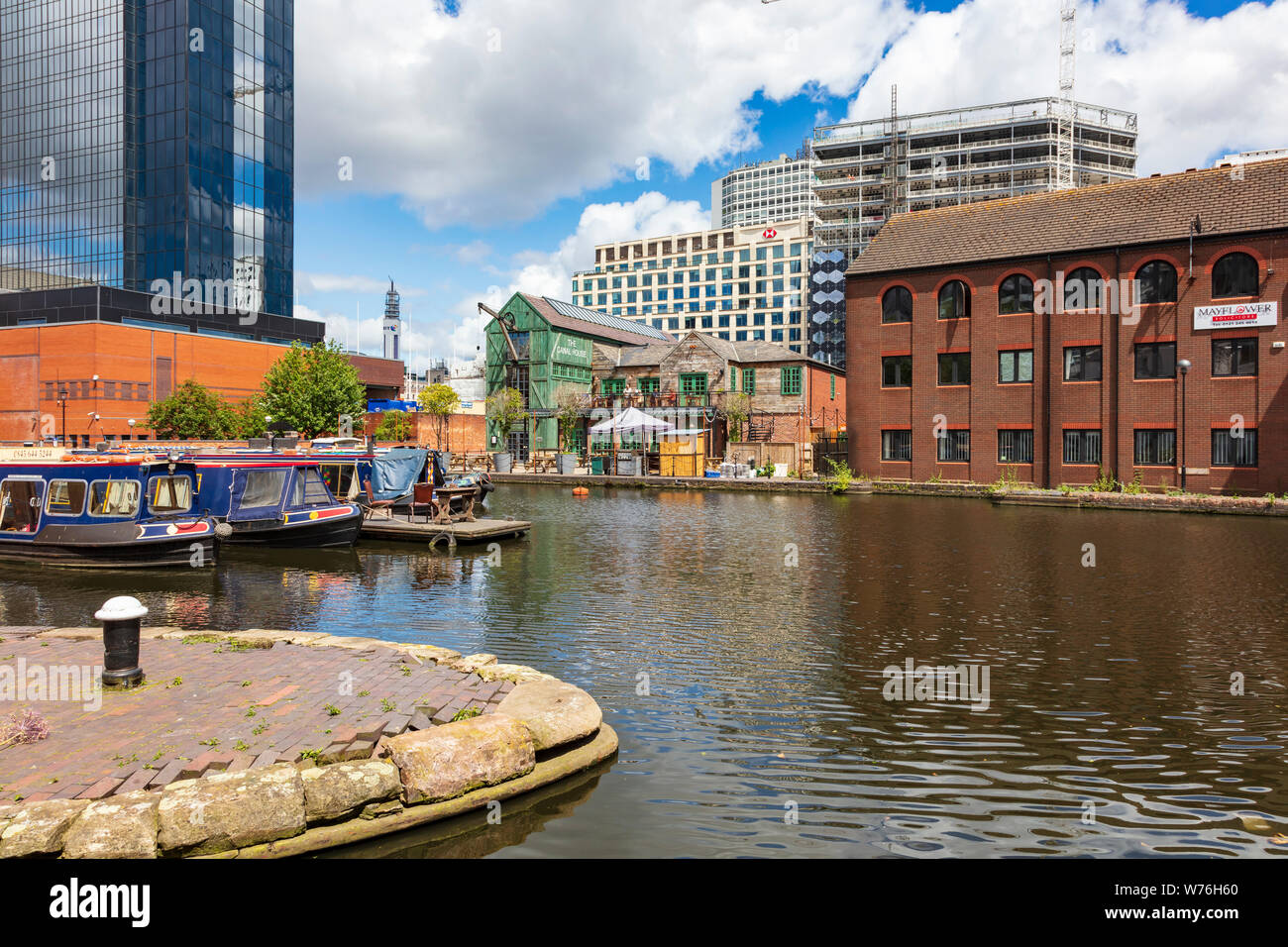 Une vue d'ensemble du bassin du Canal Street sur le nouveau canal principal vers le Canal House pub avec de l'alcool sur le balcon et la location des bateaux étroits, Birmingham UK Banque D'Images