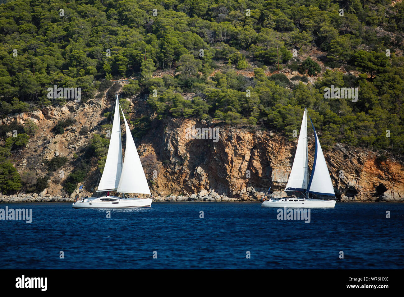 Bateau à voile yachts avec voiles blanches dans la mer Egée - Grèce. Banque D'Images