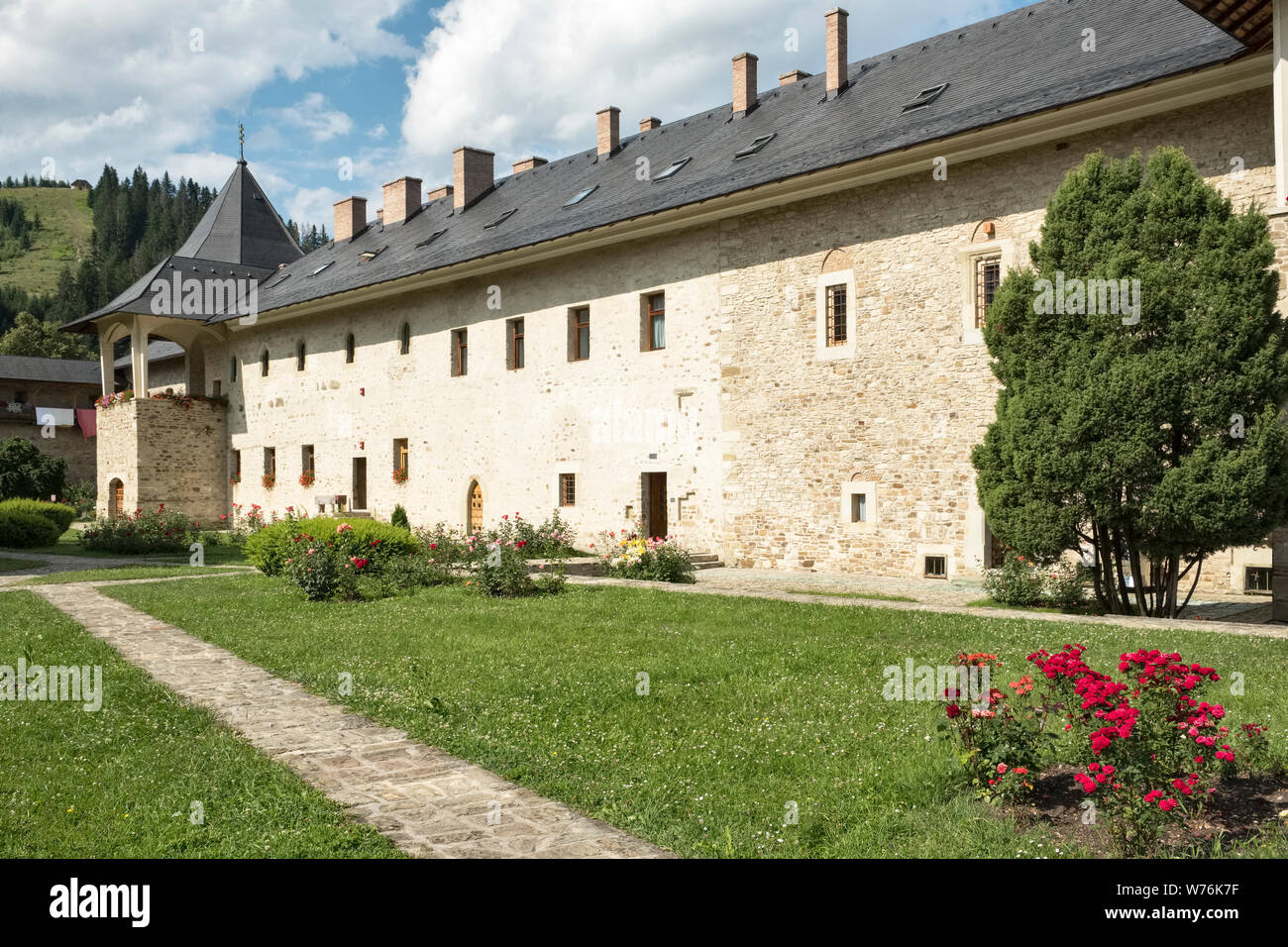 La cour intérieure du monastère (Mănăstirea Sucevița Sucevița), la Bucovine, Roumanie. L'un des célèbres églises peintes de Moldavie Banque D'Images