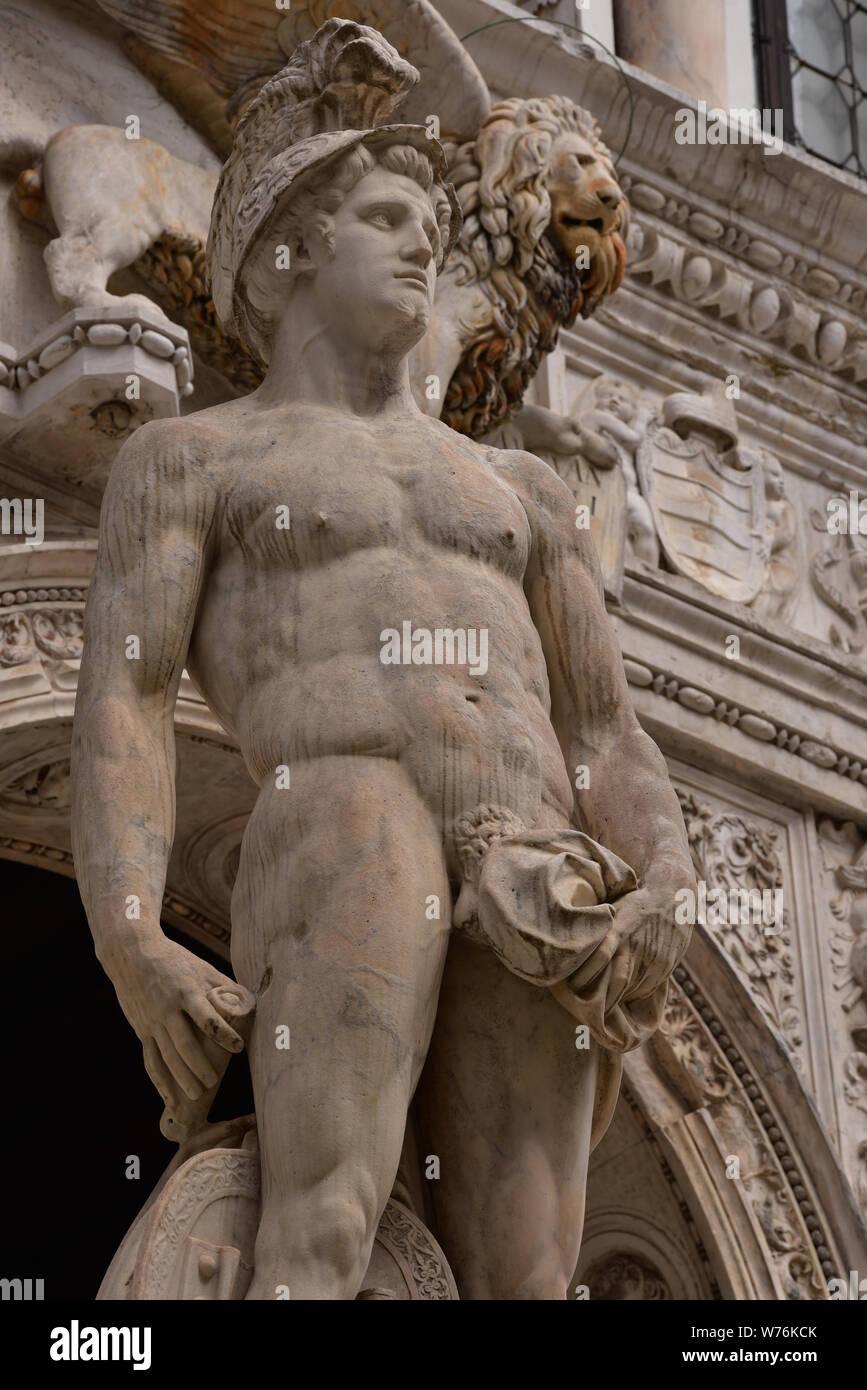 Statue en marbre représentant Mars, dieu romain de la guerre, & St Mark's Lion en haut de l'Escalier du géant du palais des Doges, Venise, Vénétie, Italie, Europe. Banque D'Images