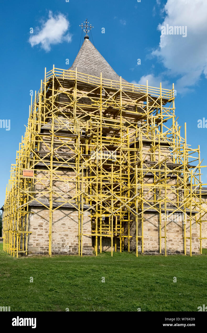 Mănăstirea Sucevița Sucevița (monastère), la Bucovine, de la Roumanie, l'un des célèbres églises peintes de la Moldavie. Sur une tour d'échafaudage en bois Banque D'Images