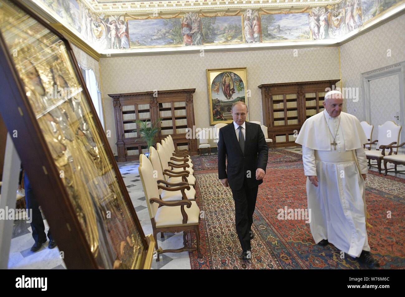 Le pape François reçoit le président de la Russie Vladimir Poutine lors d'une audience au Palais apostolique au Vatican, Cité du Vatican. Comprend : Le Pape François, Vladimir Poutine Où : Cité du Vatican, Saint-Siège Quand : 04 Jul 2019 Credit : IPA/WENN.com **Uniquement disponible pour publication au Royaume-Uni, USA, Allemagne, Autriche. Usage éditorial uniquement. Pas à vendre à des fins de marketing ou de campagnes publicitaires.** Banque D'Images