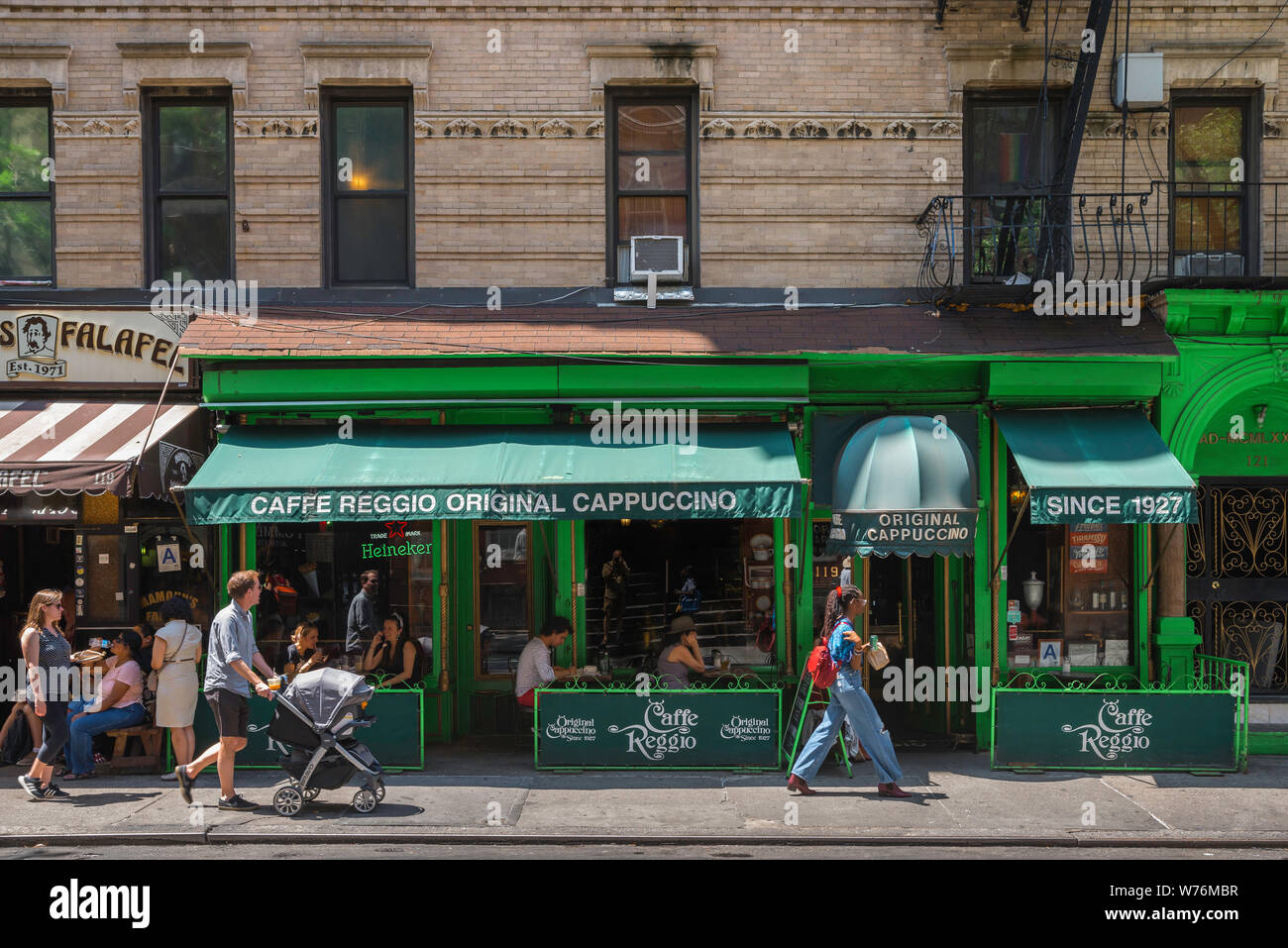 La ville de New York, vue en été du Caffe Reggio à MacDougal Street dans le centre de Greenwich Village (village) de l'Ouest, Manhattan, New York City, USA Banque D'Images