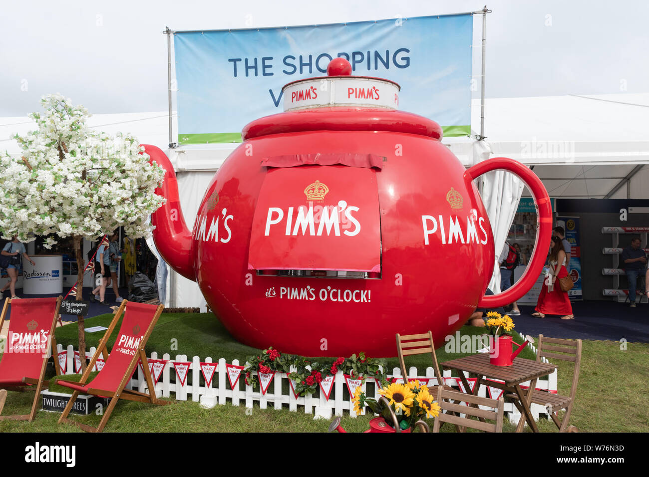 Grande théière rouge avec son Pimm's O'Clock sur le côté extérieur du chapiteau au Countryfile shopping Live Show, 2019, UK Banque D'Images