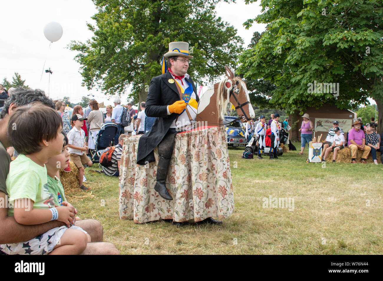 Le hobby Horse, une partie de l'Illmington traditionnel morris men groupe de danseurs divertissant la foule lors de la Live Show 2019 Countryfile, UK Banque D'Images