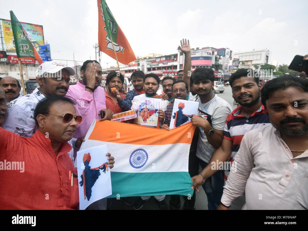 5 août 2019 : les partisans du BJP célébrer après l'Union européenne Le ministre de l'Amit Shah a présenté la proposition de supprimer l'article 370 dans l'état de Jammu-et-Cachemire, dans Prayagraj, lundi, 5 août, 2019. Credit : Prabhat Kumar Verma/ZUMA/Alamy Fil Live News Banque D'Images