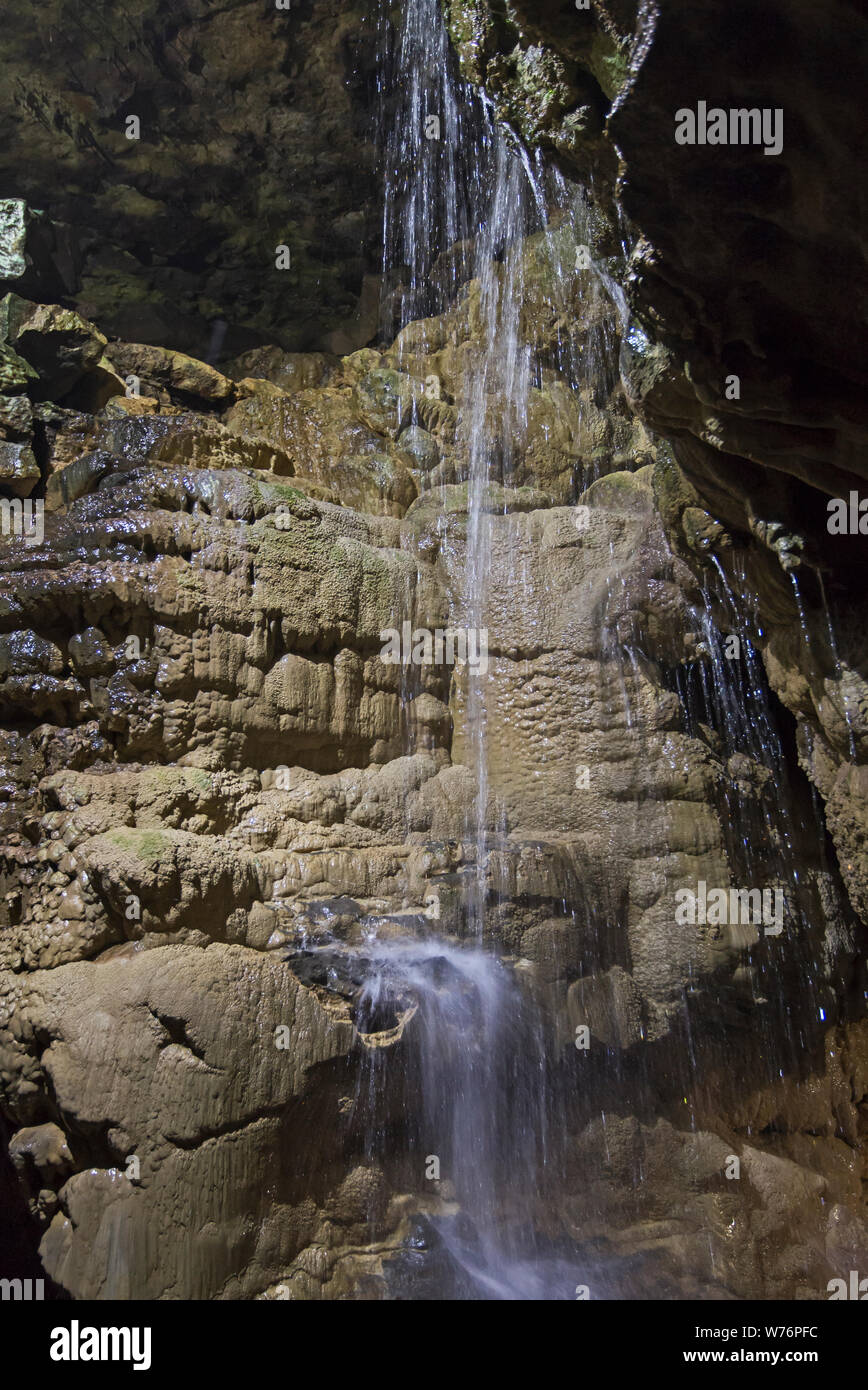 Closeup détail des formations de roche géologique souterrain grotte calcaire en souterrain caverne avec cascade Banque D'Images