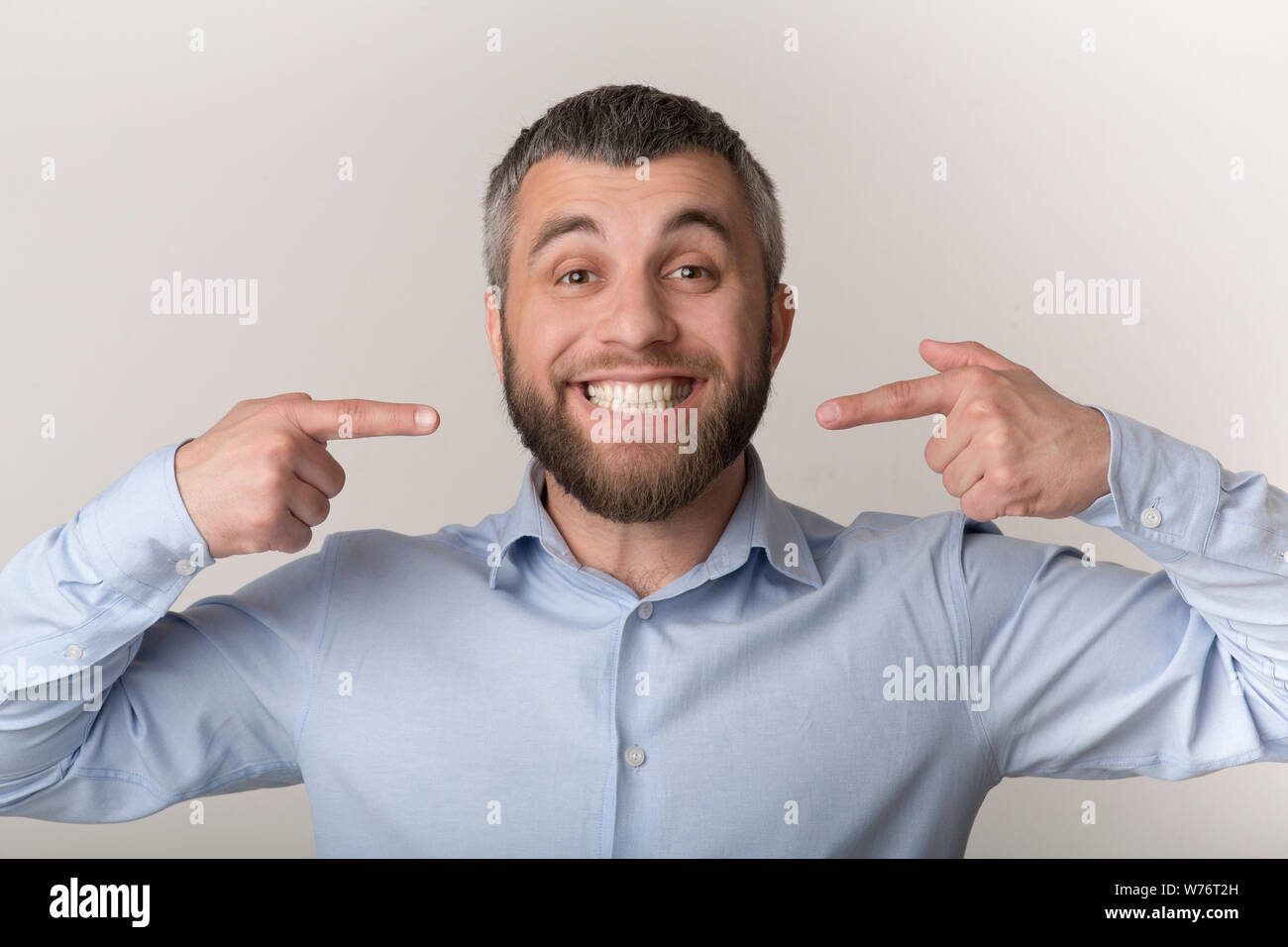 Caucasian man smiling et montrant les dents parfaite Banque D'Images