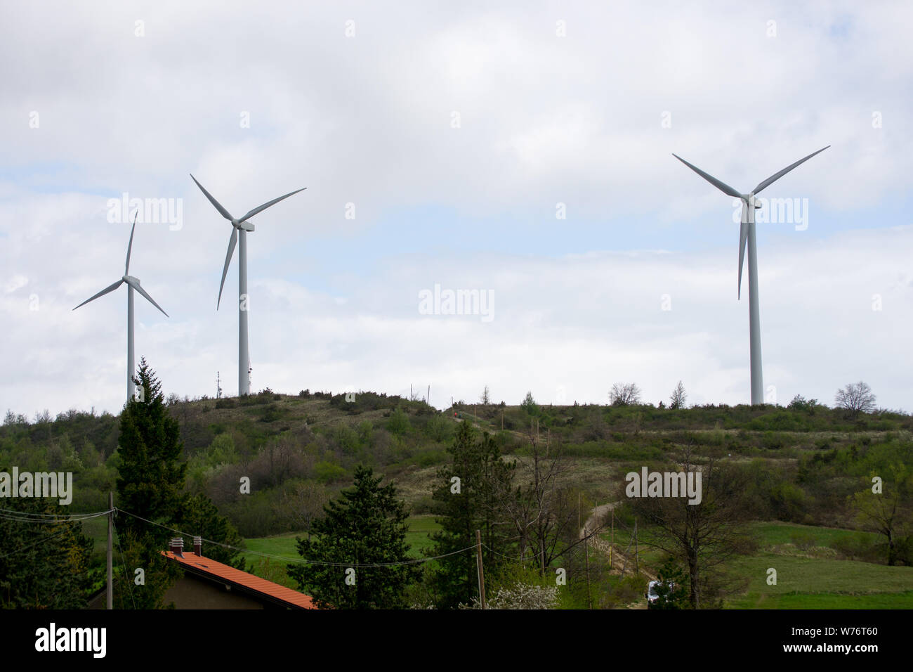 Vue paysage du Mont Galletto wind farm in Bologna Italie. Cette colline