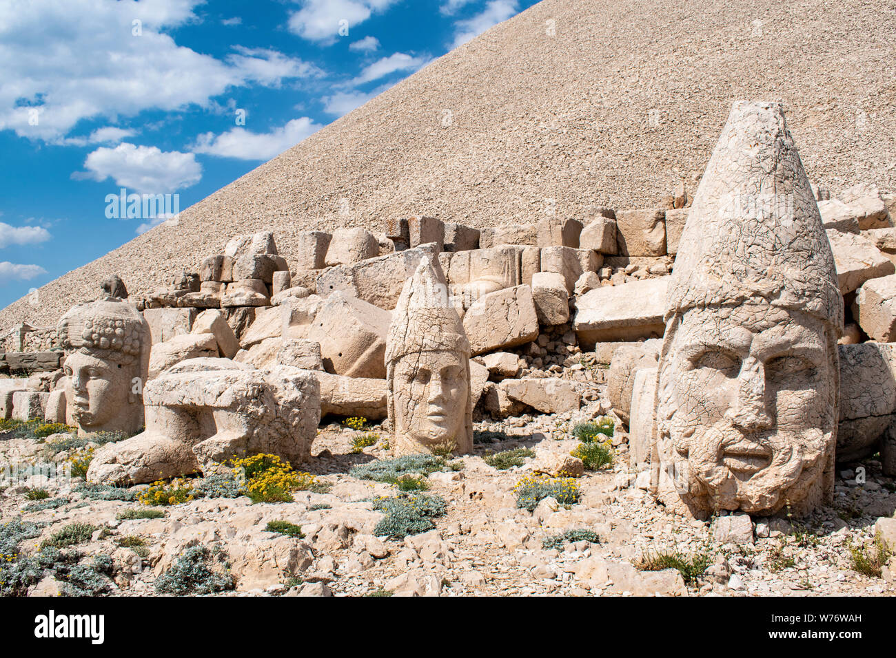 Turquie : la terrasse ouest de Nemrut Dagi, le Mont Nemrut où dans 62 BCE Le Roi Antiochus Theos de Commagène je construit un tombeau-sanctuaire flanquée par d'immenses statues Banque D'Images