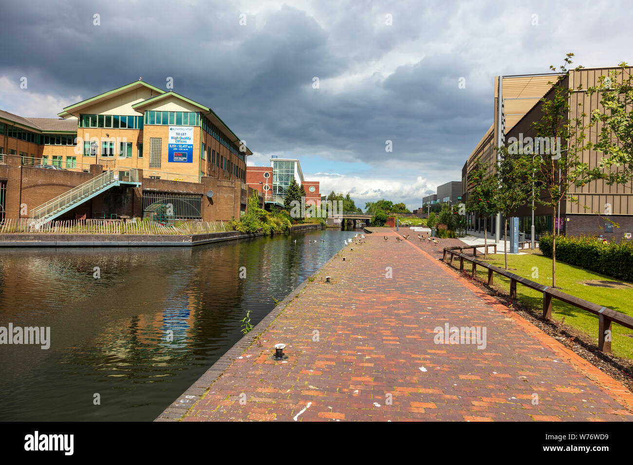 Le High Speed Rail National College (foregound droite), bureaux vides Quai sacerdotal (à gauche) et de l'Université Aston Engineering Academy, l'arrière-plan, sur le Canal de la Direction générale, l'Aston Digbeth Birmingham Banque D'Images