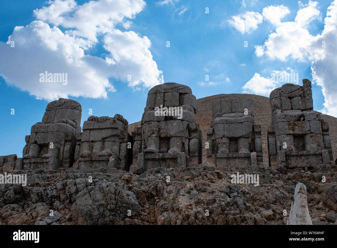 Turquie : terrasse est de Nemrut Dagi, le Mont Nemrut où dans 62 BCE Le Roi Antiochus Theos de Commagène je construit un tombeau-sanctuaire flanquée par d'immenses statues Banque D'Images