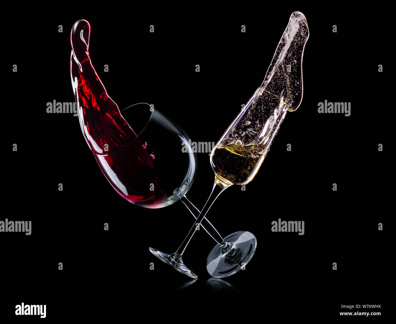 Ensemble de verres à vin et champagne sur isolé sur un fond noir Banque D'Images