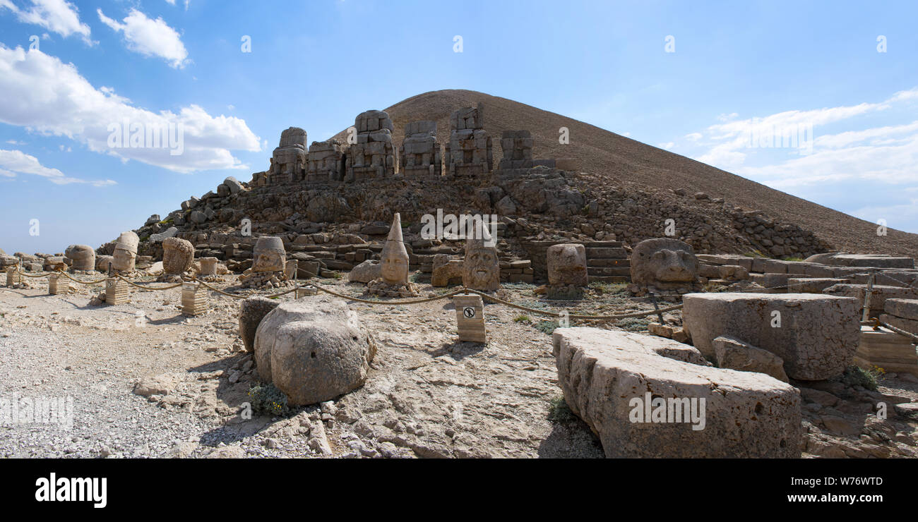 Turquie : terrasse est de Nemrut Dagi, le Mont Nemrut où dans 62 BCE Le Roi Antiochus Theos de Commagène je construit un tombeau-sanctuaire flanquée par d'immenses statues Banque D'Images