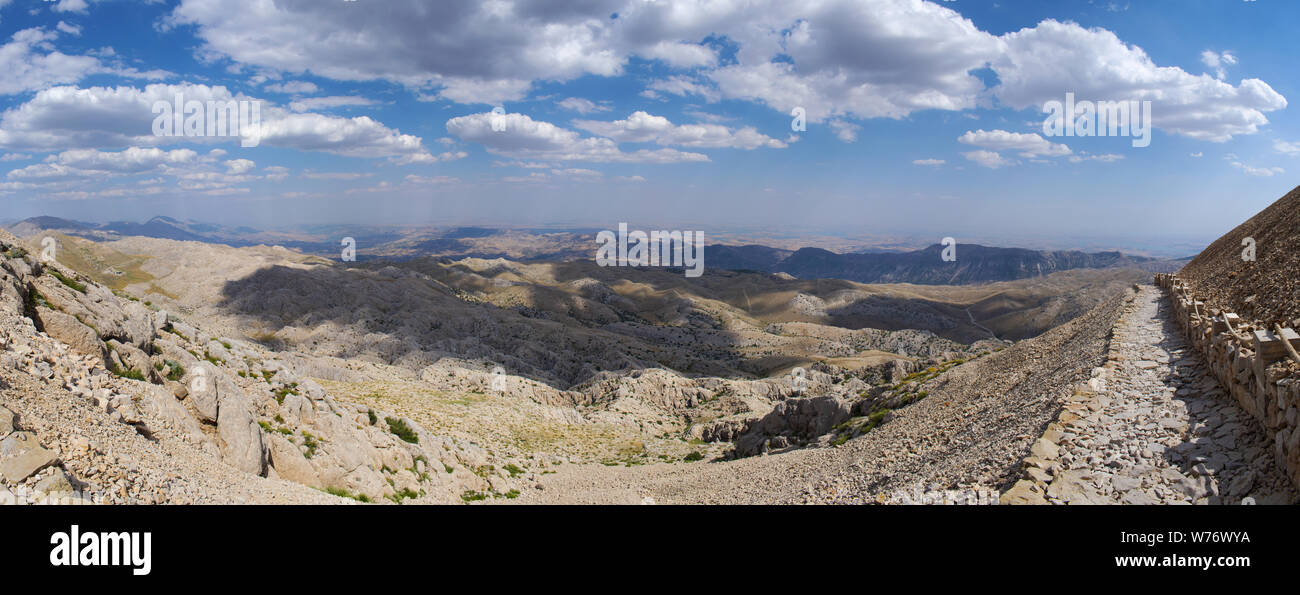 Turquie : sentier menant au haut de Nemrut Dagi où dans 62 BCE Le Roi Antiochus Theos de Commagène je construit un tombeau-sanctuaire flanquée par d'immenses statues Banque D'Images