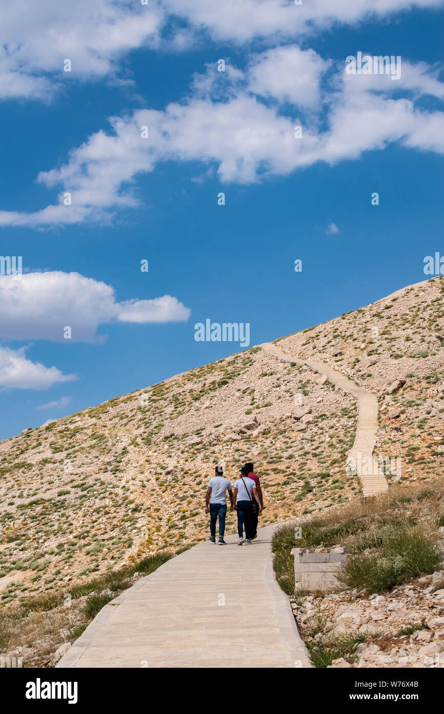 Turquie : sentier menant au haut de Nemrut Dagi où dans 62 BCE Le Roi Antiochus Theos de Commagène je construit un tombeau-sanctuaire flanquée par d'immenses statues Banque D'Images