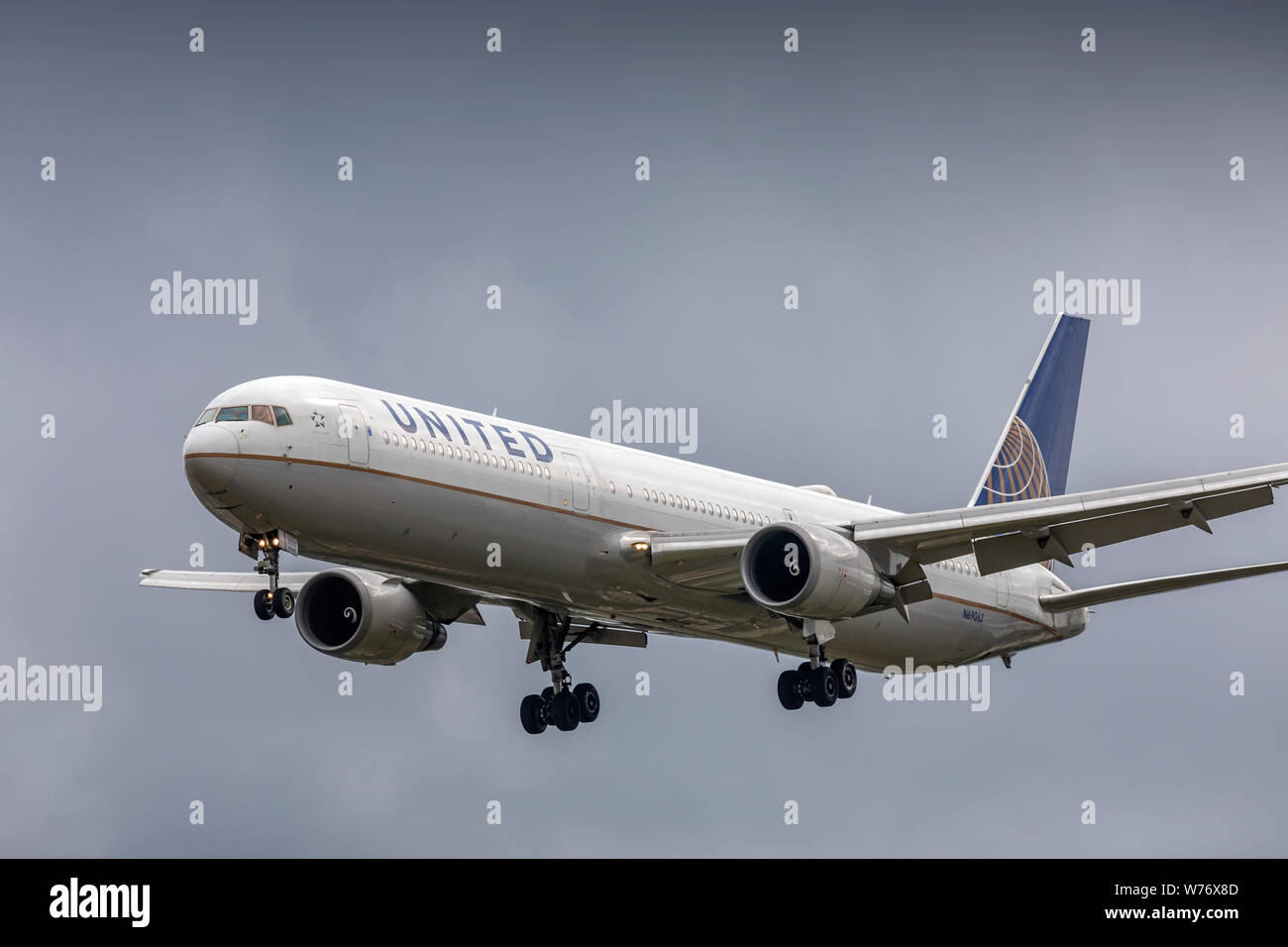 United Airlines Boeing 767 immatriculé N69063, à l'atterrissage le 2 août 2019 à l'aéroport d'Heathrow, Middlesex, Royaume-Uni Banque D'Images