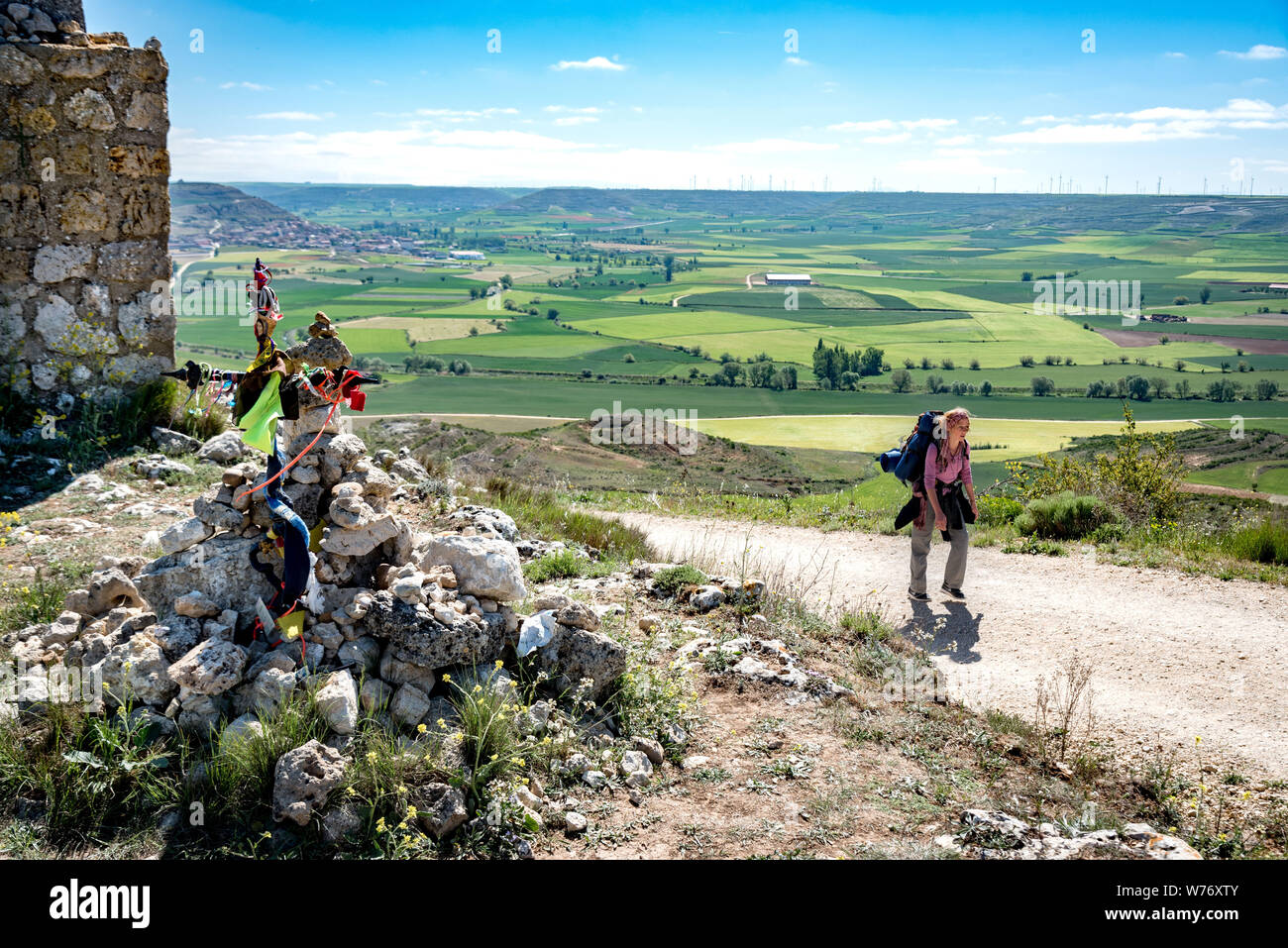 Femme, Pilgrim, vu de derrière avec un sac à dos sur le Camino Frances, Chemin de Saint Jacques, entre Hontanas et Fromista, Castille et León, Castilla y Banque D'Images