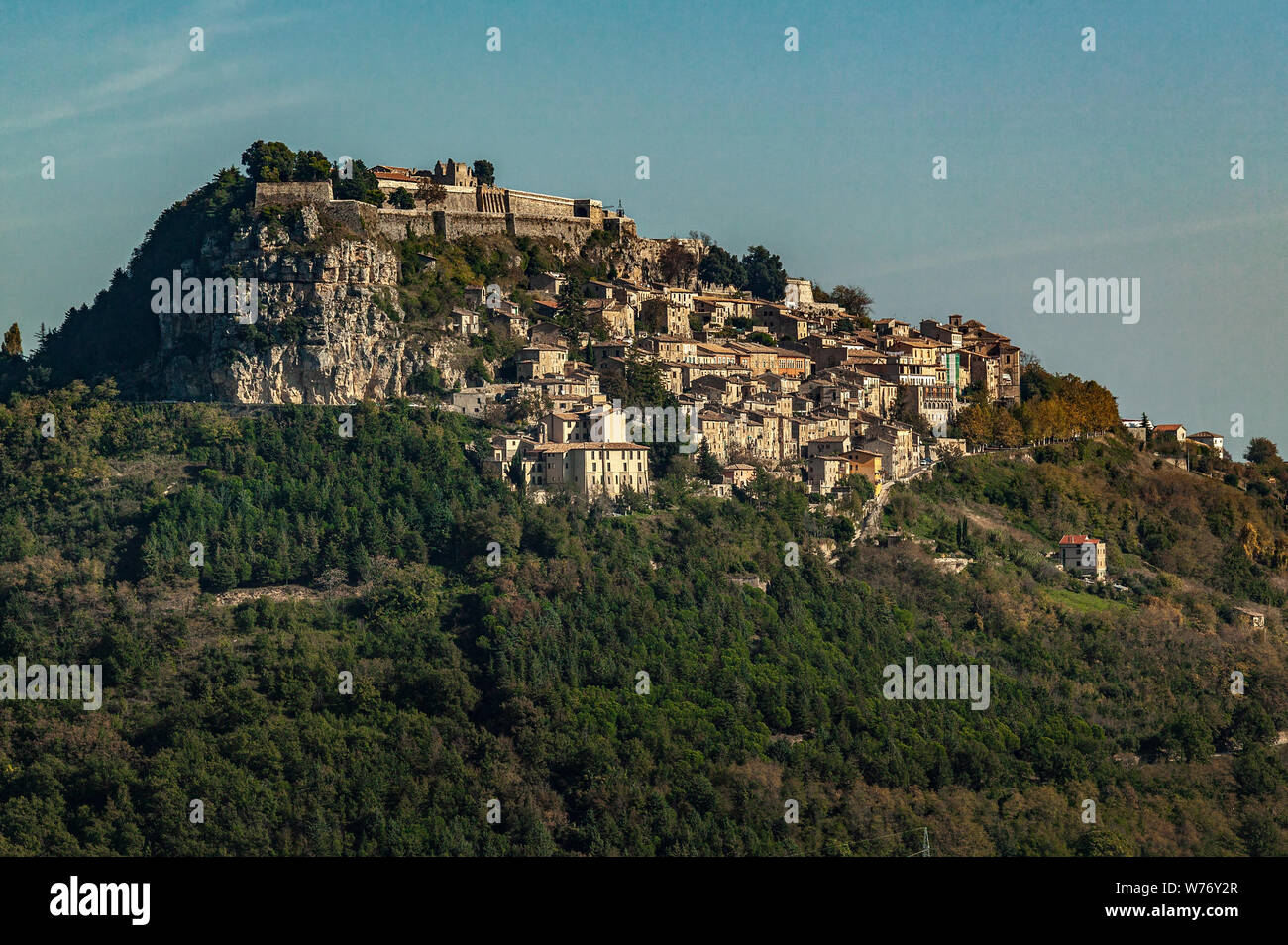 Civitella del Tronto et sa forteresse sur le haut de la colline. Banque D'Images