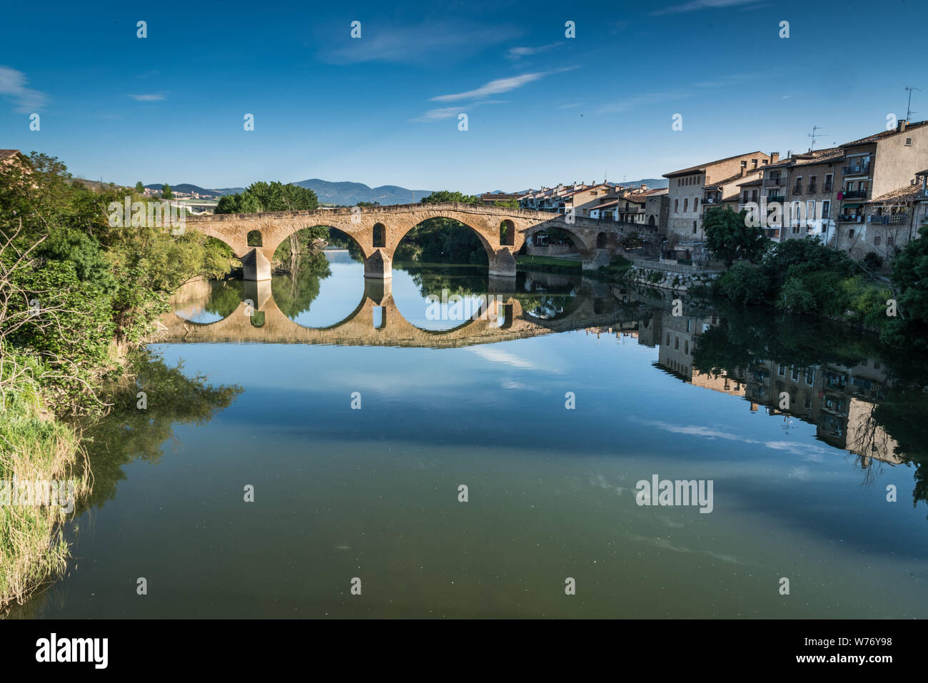 Le village de Puente de la Reina avec son pont roman sur l'Arga, sur le Camino Frances, Chemin de Saint Jacques, Navarre, Espagne. Banque D'Images