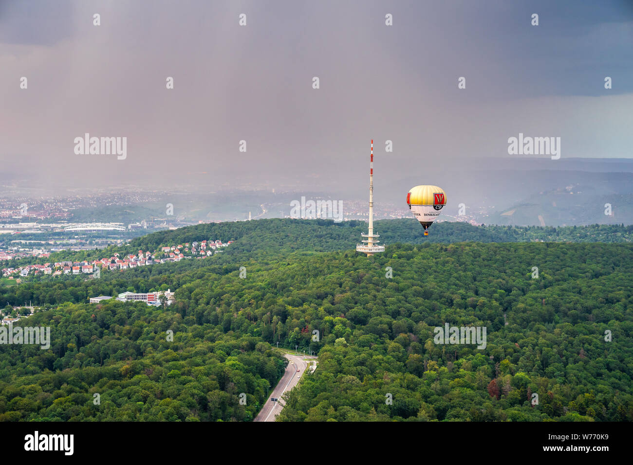 Stuttgart, Allemagne, le 2 août 2019, à l'air chaud ballon de dinkelacker brasserie équitation sur forest et de l'antenne du côté de la ville de Stuttgart de nuages de pluie de ab Banque D'Images